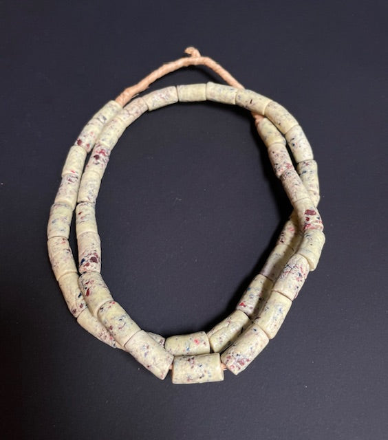 Vintage handelskralen ketting uit Ghana geelgroen gespikkeld