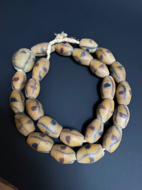 Lange vintage handelskralen ketting uit Ghana geel