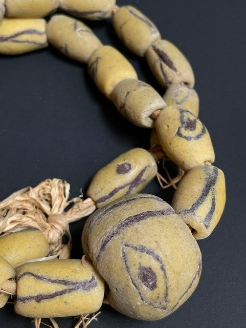 Vintage handelskralen ketting uit Ghana geel met bol