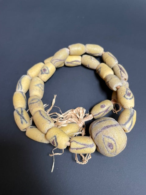 Vintage handelskralen ketting uit Ghana geel met bol