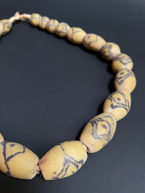 Vintage handelskralen ketting uit Ghana geel 'ogen'