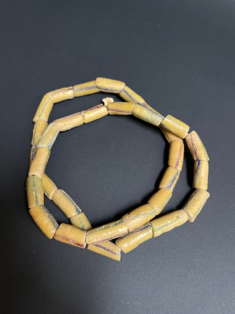 Vintage handelskralen ketting uit Ghana geel gestreept (tube)