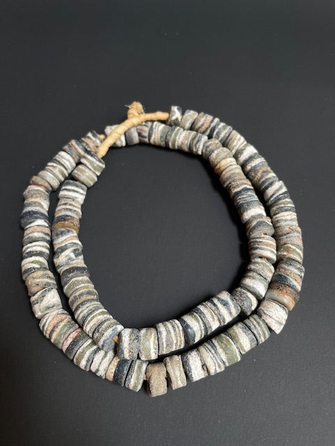Vintage handelskralen ketting uit Ghana grijsblauw gestreept