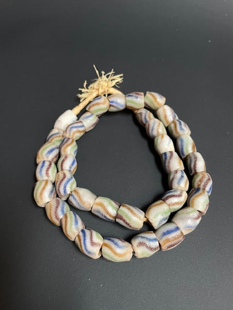 Vintage handelskralen ketting uit Ghana wit gestreept (grote kralen)