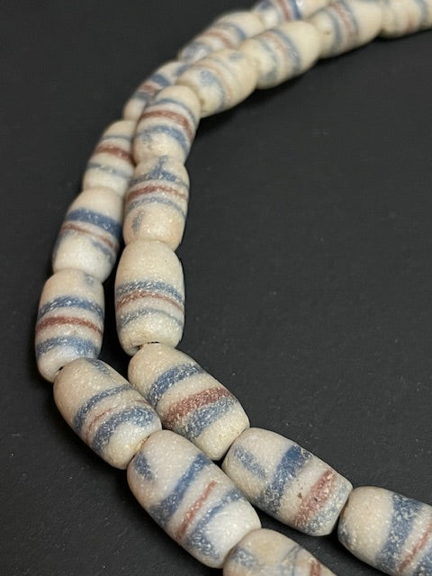 Vintage handelskralen ketting uit Ghana wit gestreept