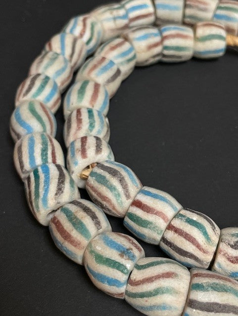 Vintage handelskralen ketting uit Ghana wit gestreept