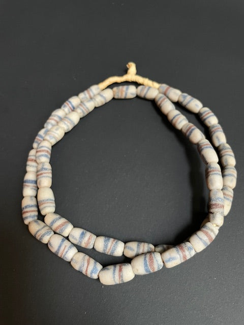 Vintage handelskralen ketting uit Ghana wit gestreept