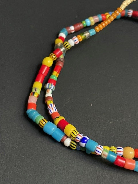 Vintage handelskralen ketting uit Ghana kleurrijk