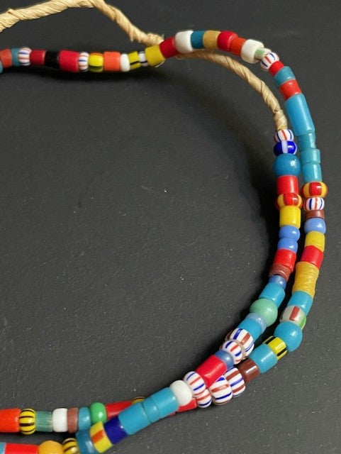 Vintage handelskralen ketting uit Ghana kleurrijk