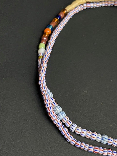 Vintage handelskralen ketting uit Ghana wit gestreept