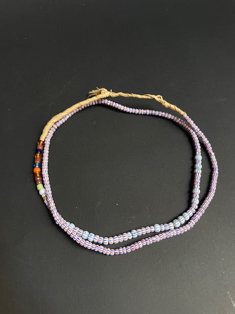 Vintage handelskralen ketting uit Ghana wit gestreept
