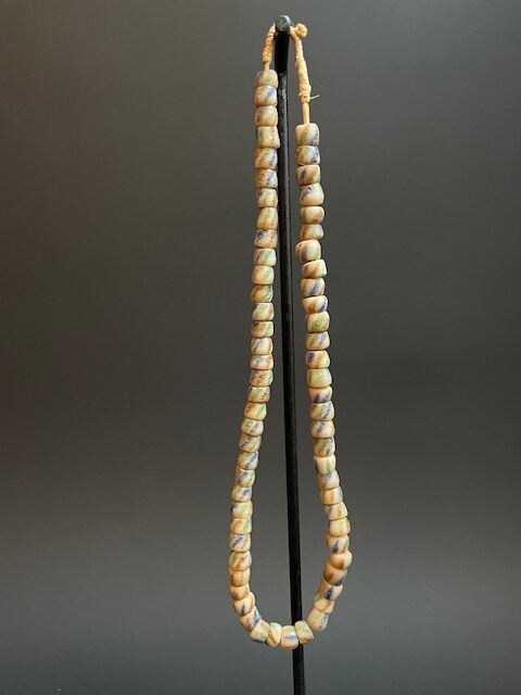 Vintage handelskralen ketting uit Ghana wit gestreept