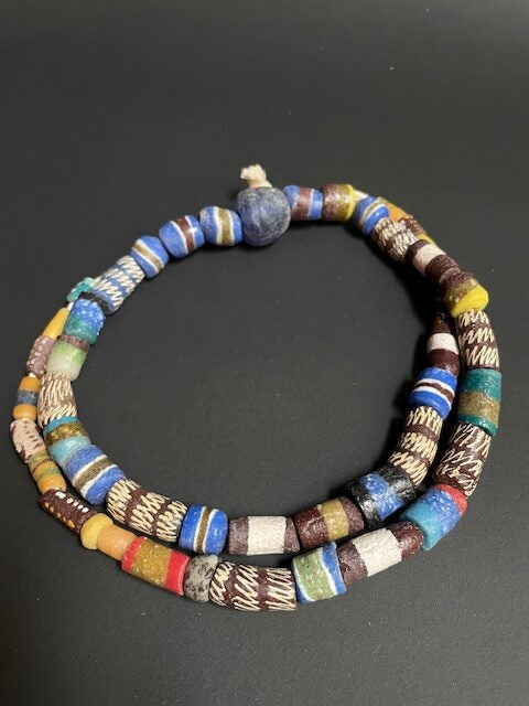 Lange vintage handelskralen ketting uit Ghana zigzag