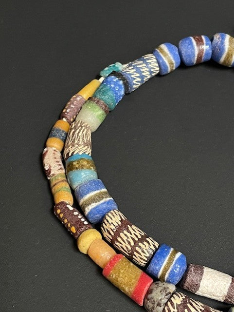 Lange vintage handelskralen ketting uit Ghana zigzag