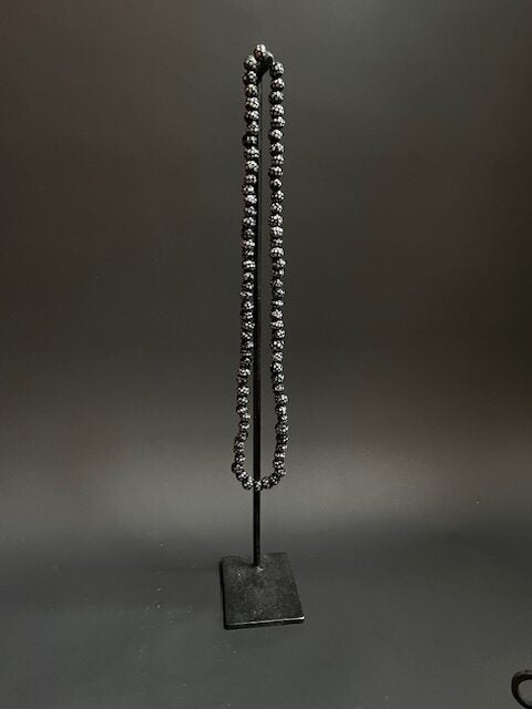 Vintage handelskralen ketting uit Ghana zwart-wit gestipt