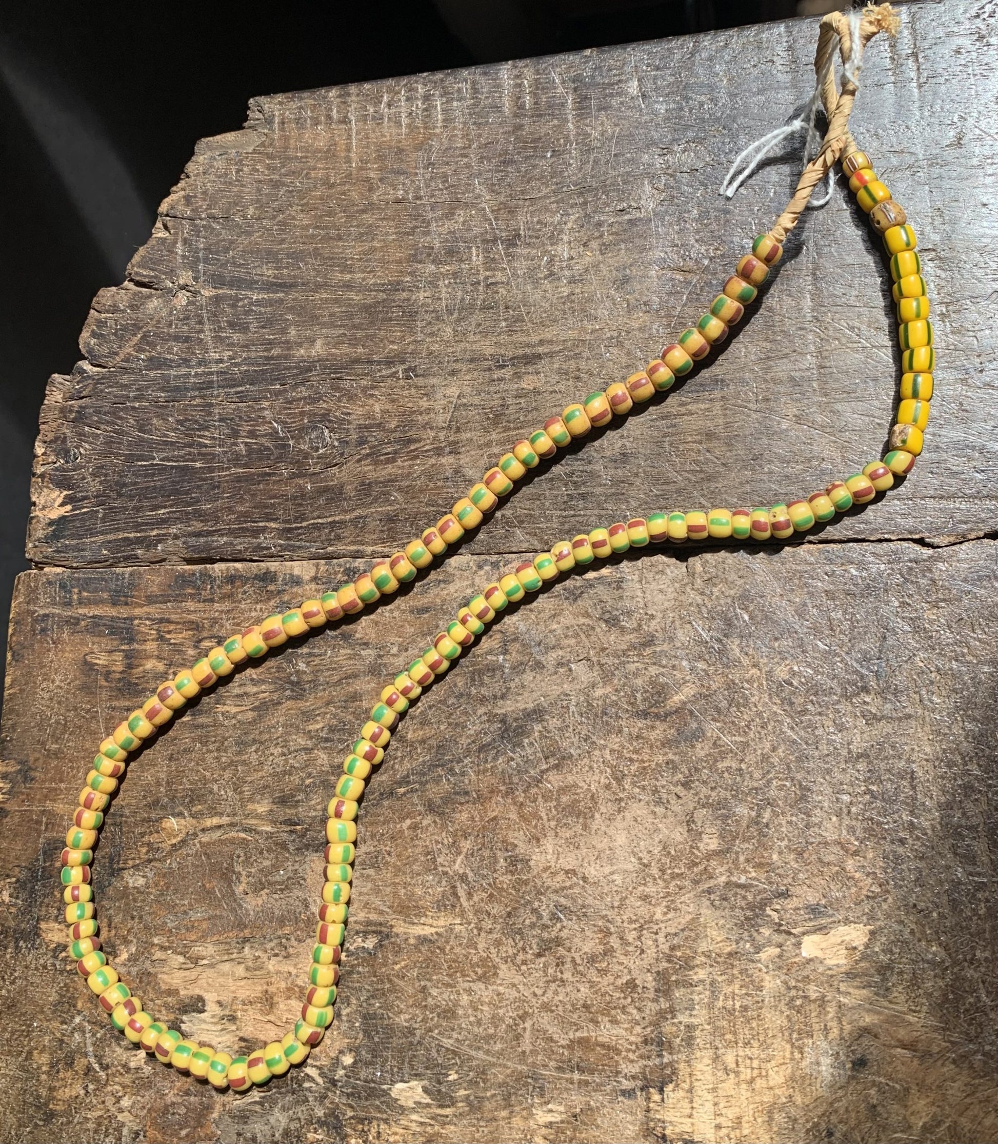 Vintage handelskralen ketting uit Ghana geel gestipt - Rootz Gallery