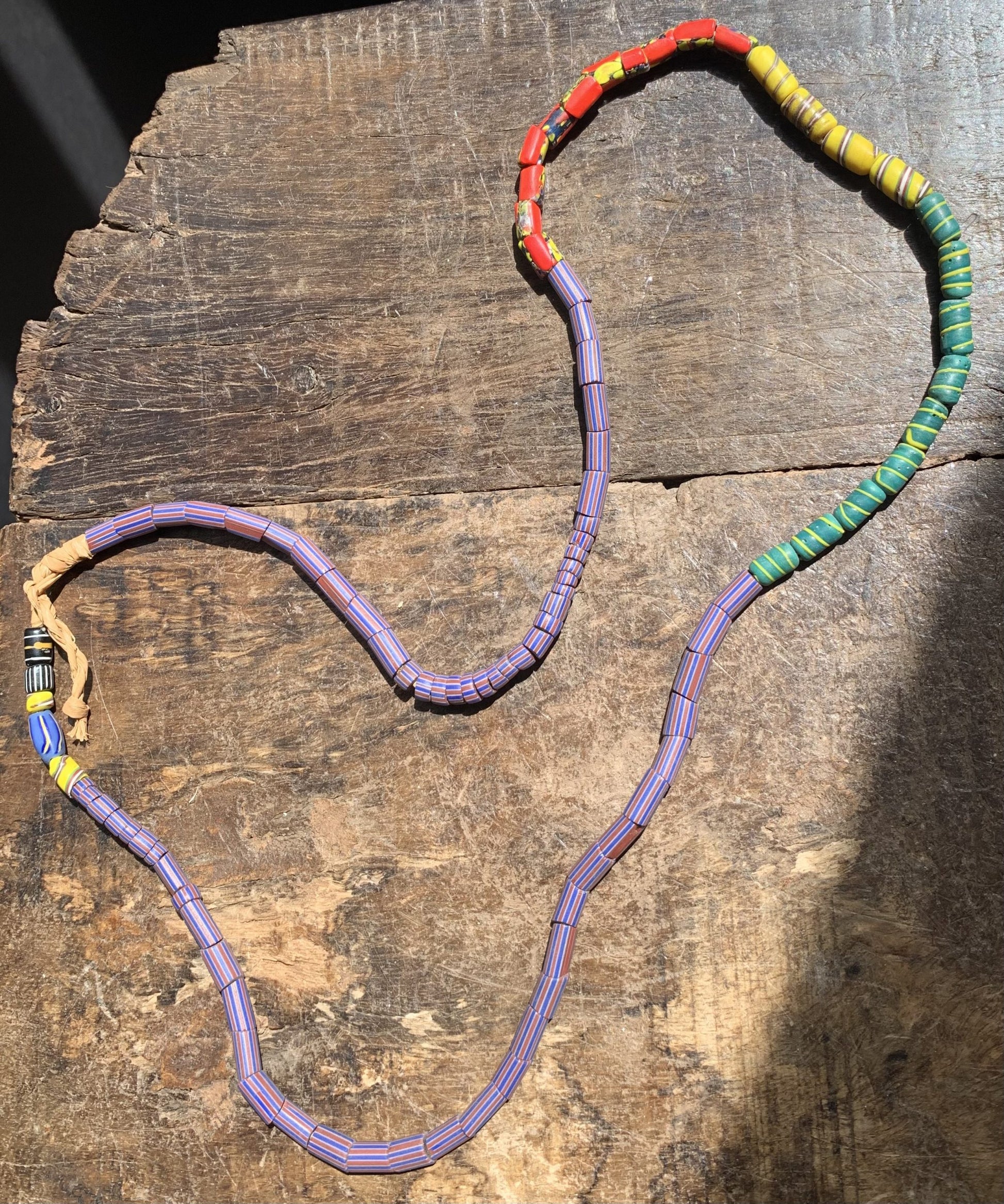 Vintage handelskralen ketting uit Ghana gekleurd - Rootz Gallery
