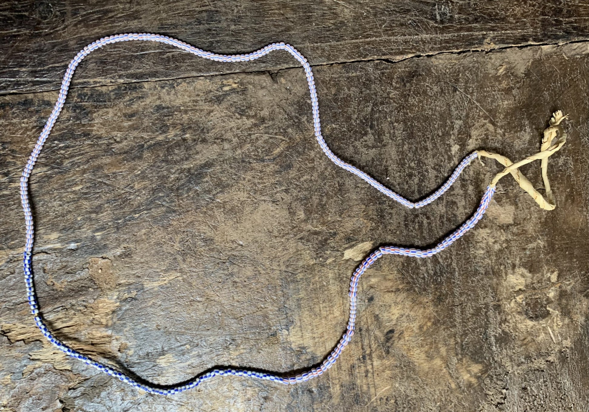 Vintage handelskralen ketting uit Ghana rood-wit-blauw - Rootz Gallery