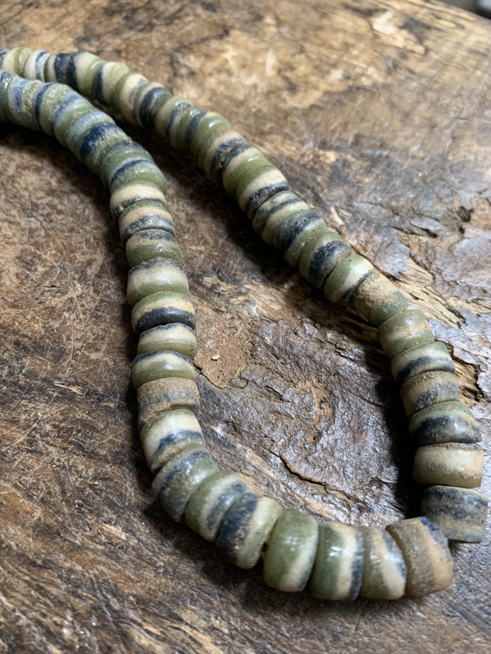 Vintage handelskralen ketting uit Ghana gestreept - Rootz Gallery