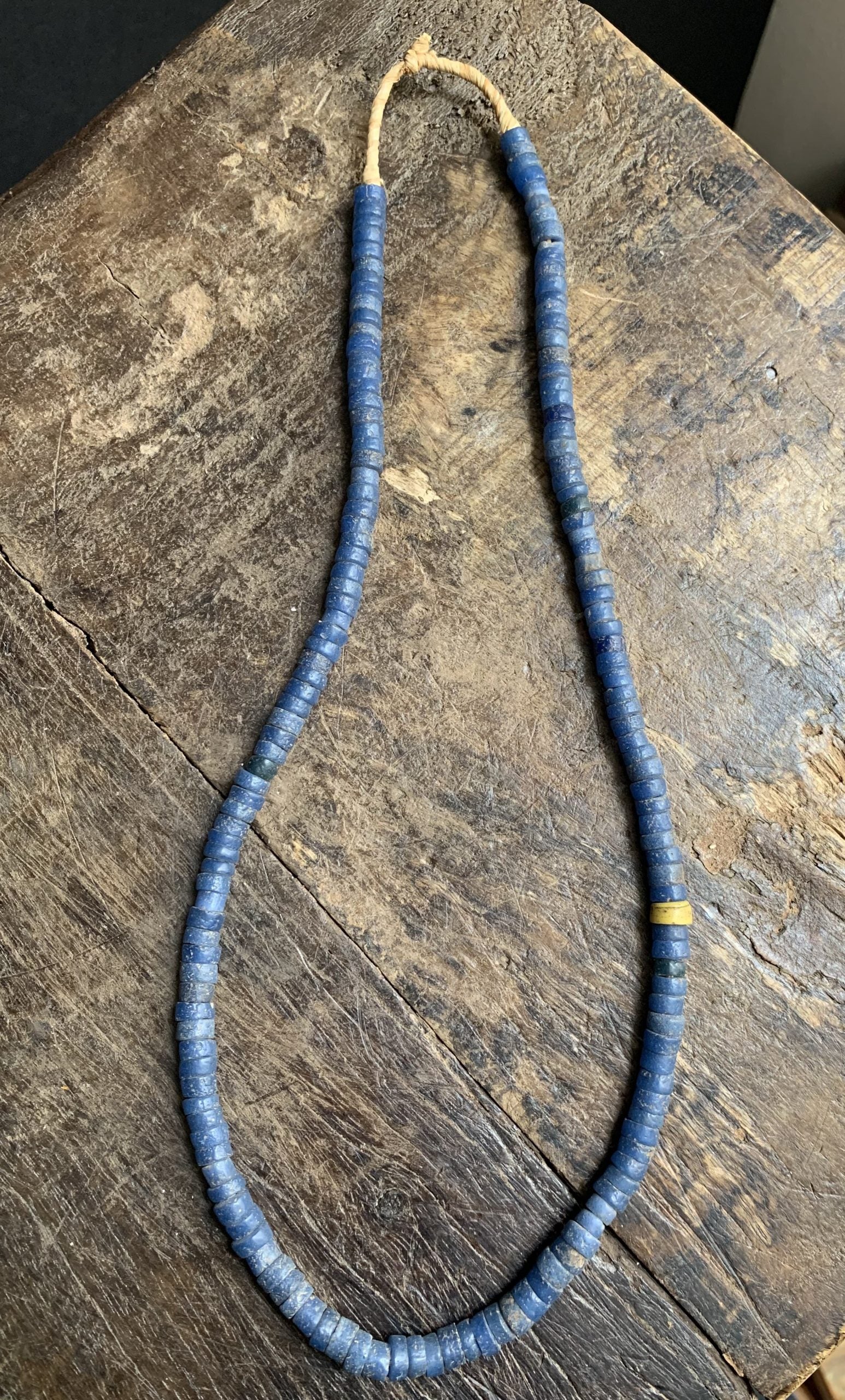 Vintage handelskralen ketting uit Ghana donkerblauw - Rootz Gallery