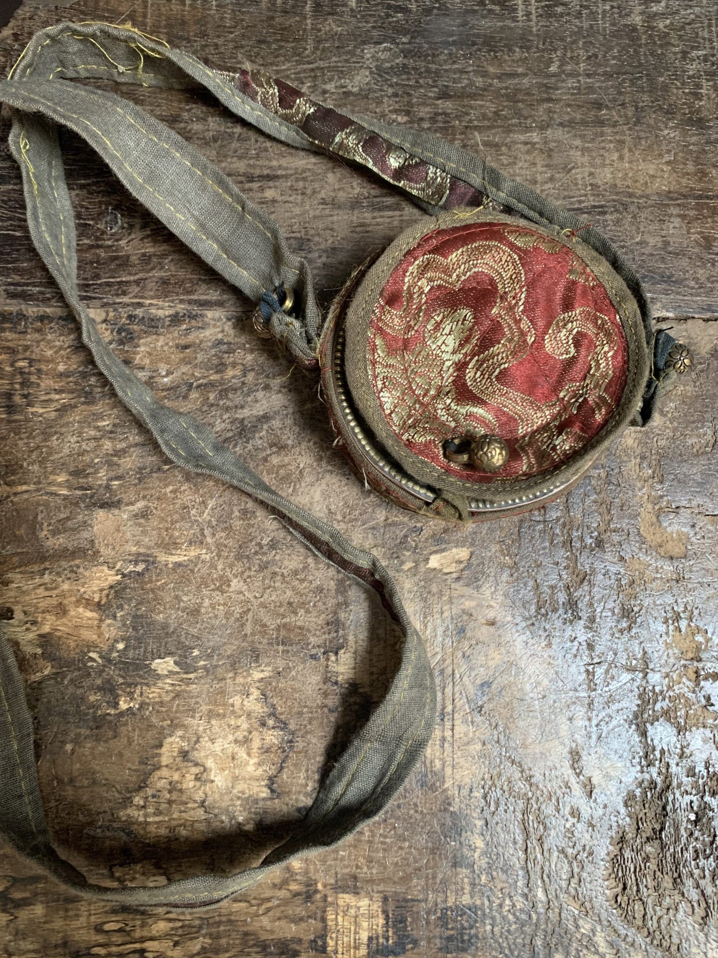 Ghau tibétain (autel de voyage) du Népal - rouge