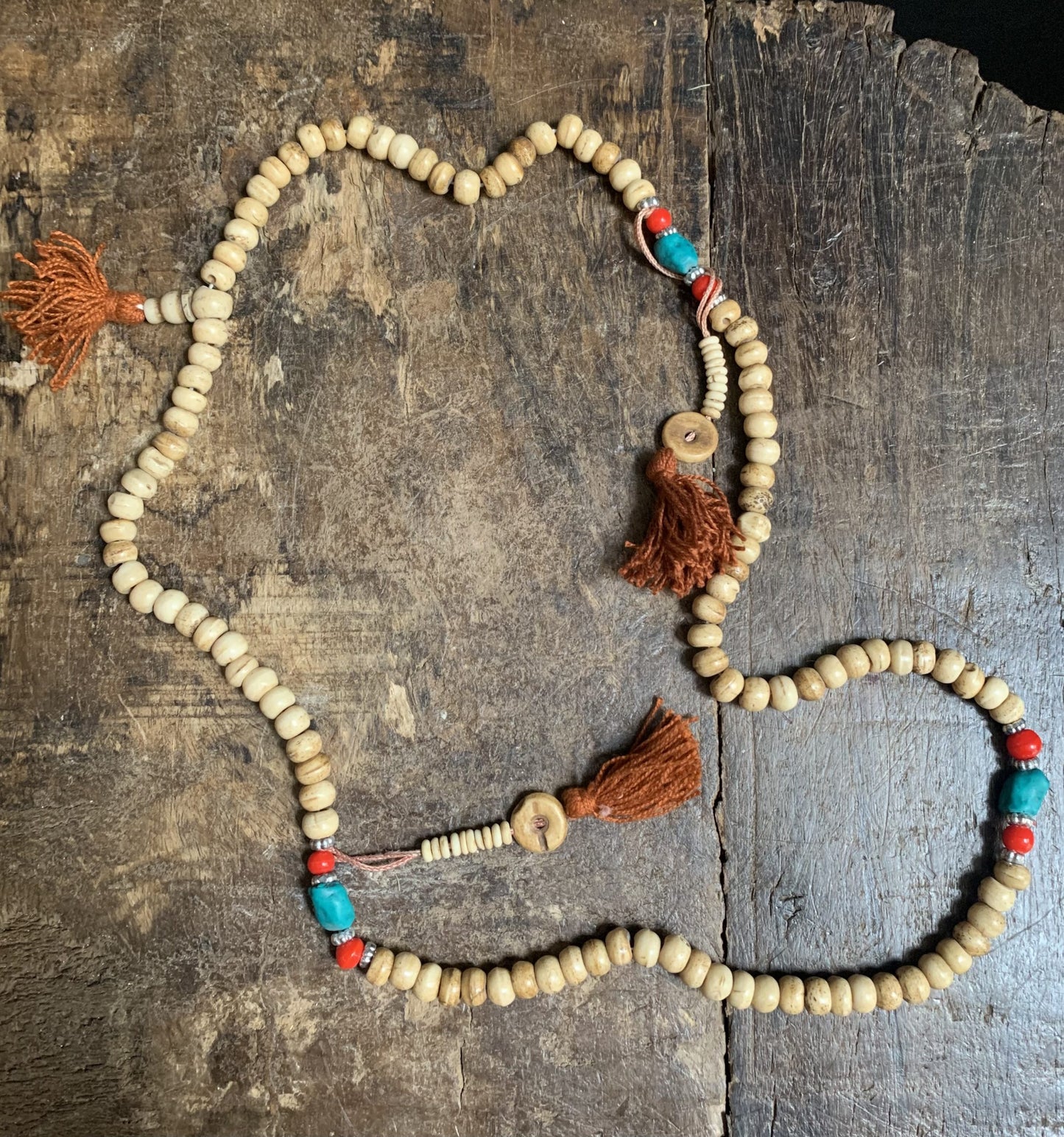 Collier Mala en os de yack et howlite