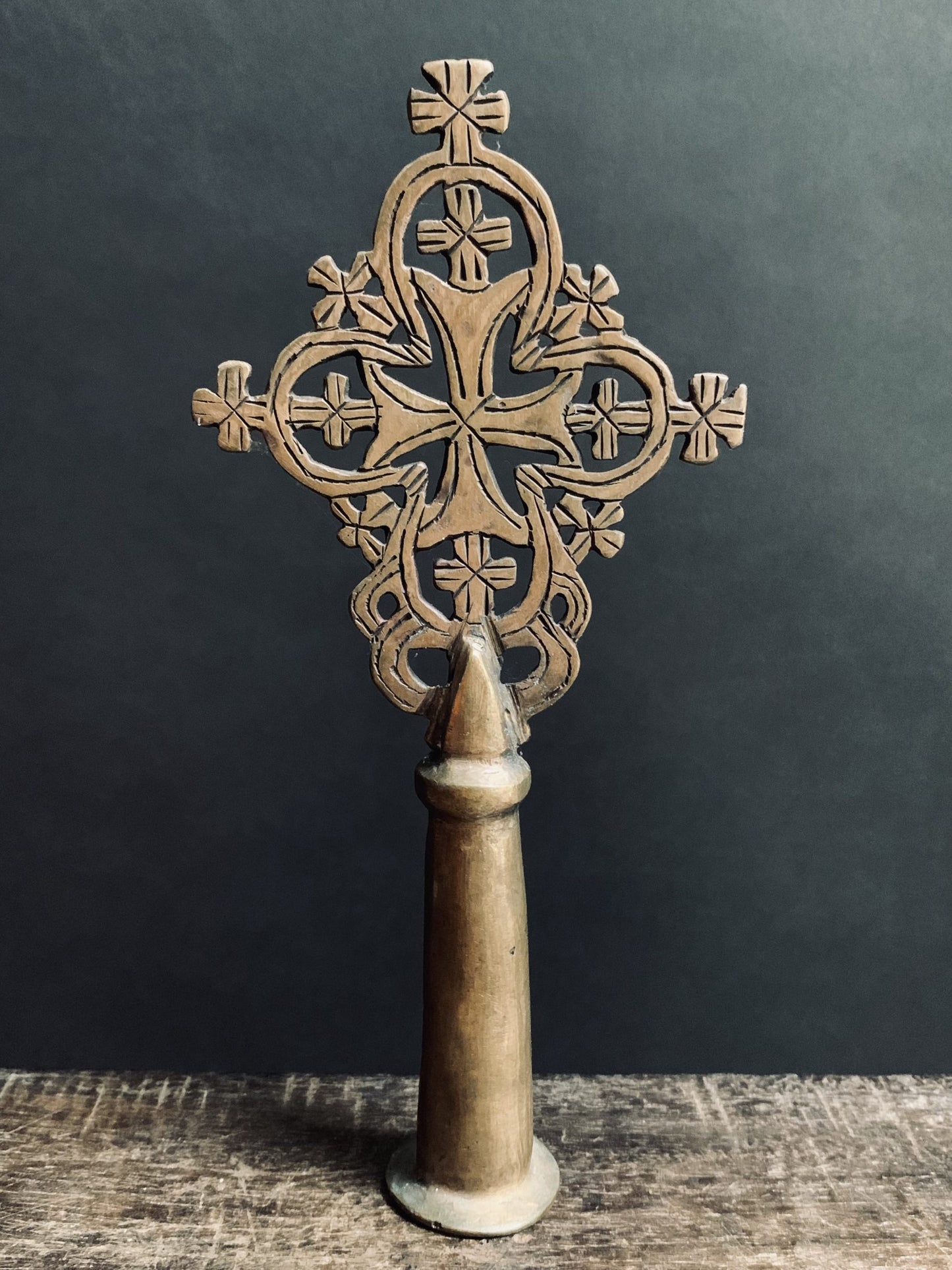 Croix processionnelle copte en cuivre rouge d'Ethiopie