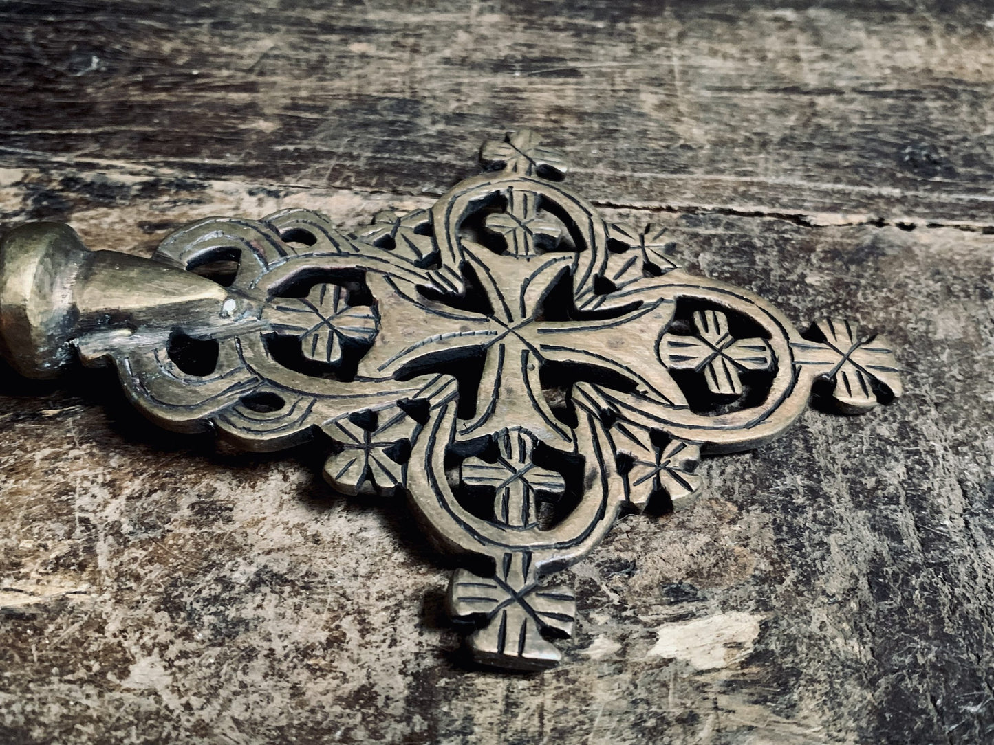 Croix processionnelle copte en cuivre rouge d'Ethiopie