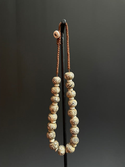Collier 'Om Mani Padme Hum' du Népal - blanc