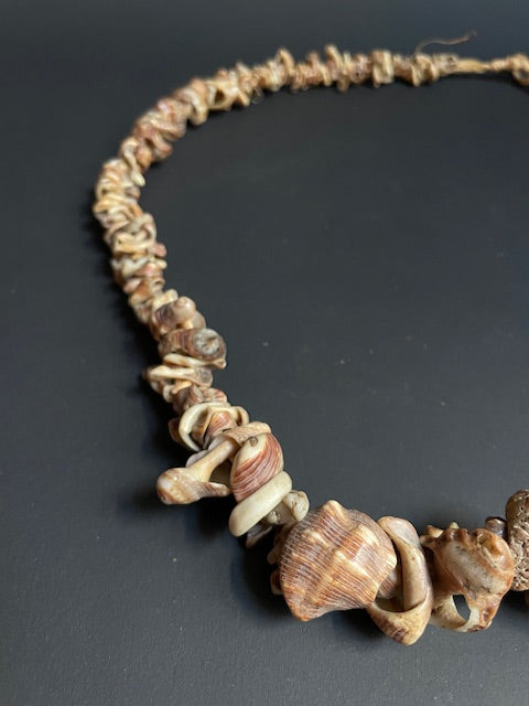 Collier long coquillage de Papouasie Nouvelle Guinée