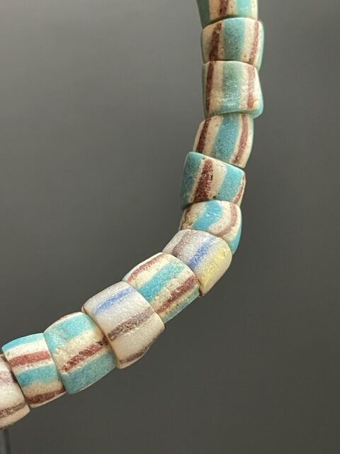 Collier de perles de commerce vintage du Ghana rayé blanc