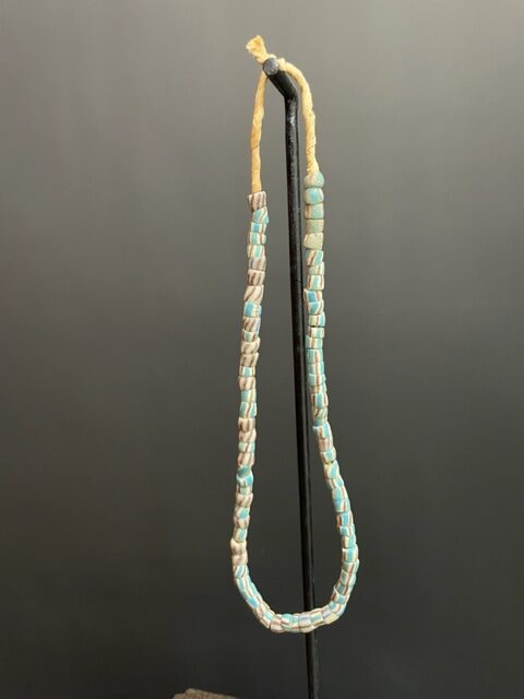 Collier de perles de commerce vintage du Ghana rayé blanc