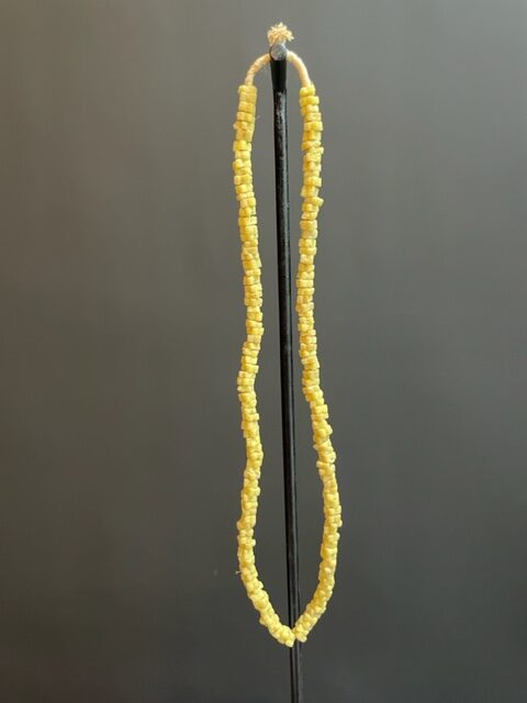 Collier de perles de commerce vintage du Ghana jaune 