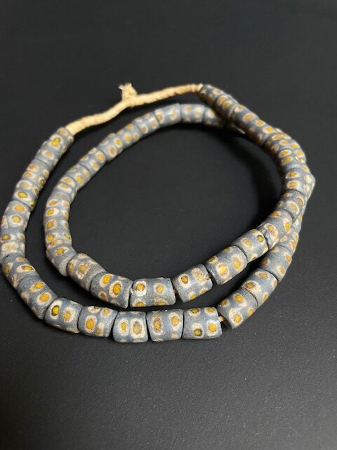 Collier de perles de commerce vintage du Ghana bleu pointillé 
