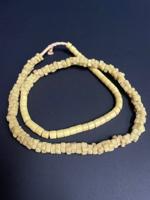Collier de perles de commerce vintage du Ghana mix jaune 