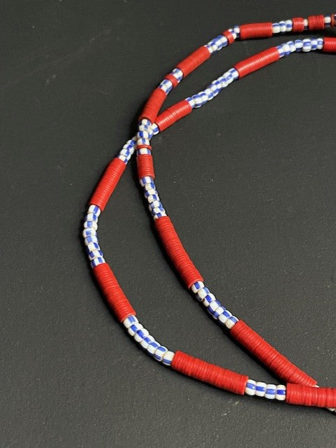 Vintage handelskralen ketting uit Ghana rood-wit-blauw