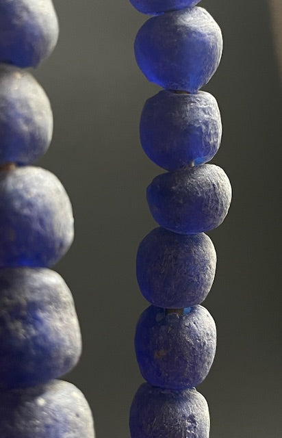 Vintage glaskralen ketting uit Ghana blauw