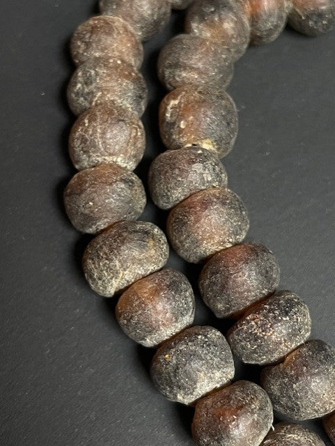 Collier de perles de verre vintage du Ghana brun foncé