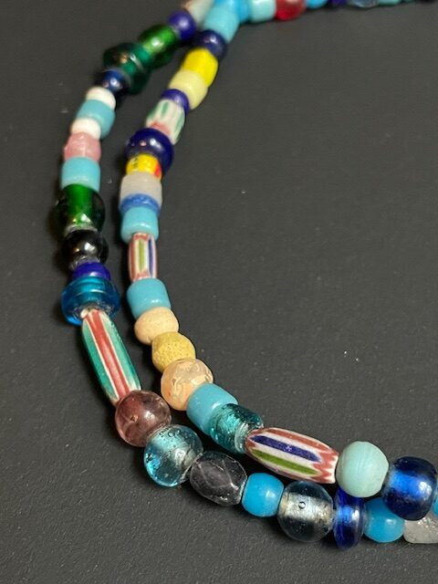 Collier de perles de commerce vintage du Ghana mélange de couleurs vives 
