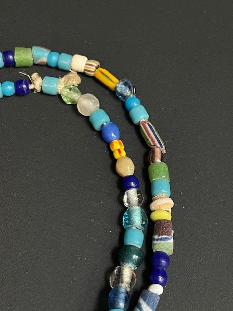 Collier de perles de commerce vintage du Ghana mélange de couleurs vives 