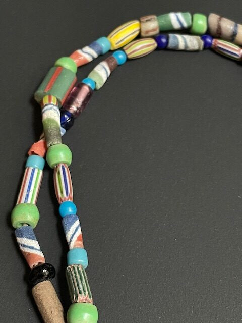 Long collier de perles de commerce vintage du Ghana mélange de couleurs rayé 