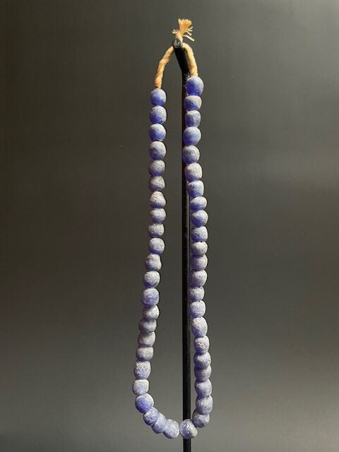 Collier de perles de verre vintage du Ghana bleu