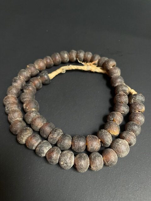 Collier de perles de verre vintage du Ghana brun foncé