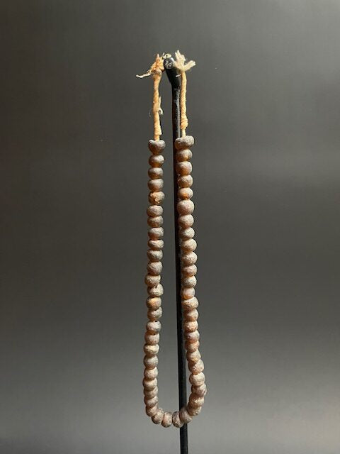 Collier de perles de verre vintage du Ghana brun foncé