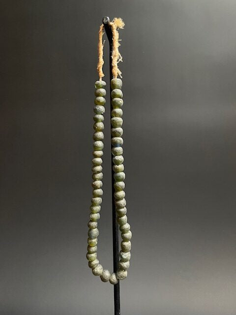 Collier de perles de verre vintage du Ghana vert foncé