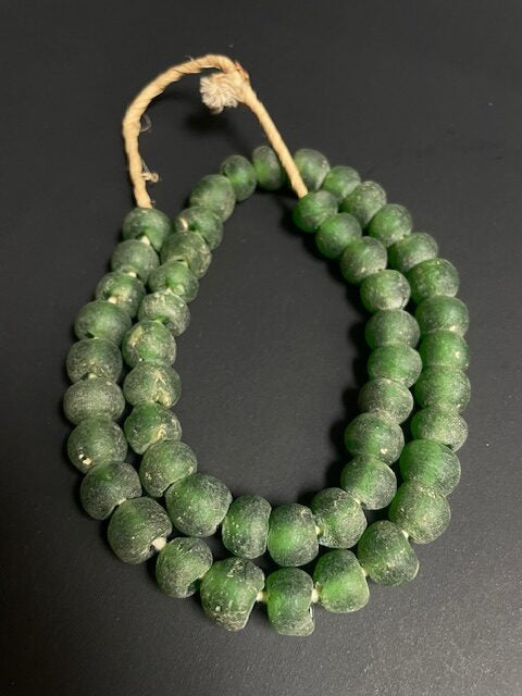 Collier de perles de verre vintage du Ghana vert