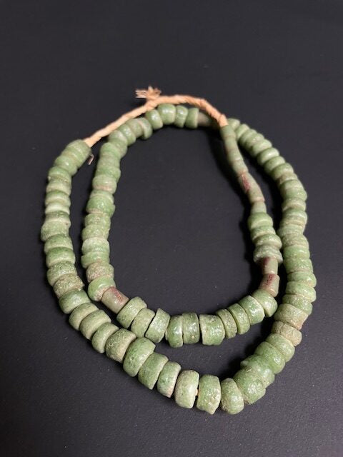 Collier de perles de commerce vintage du Ghana vert 