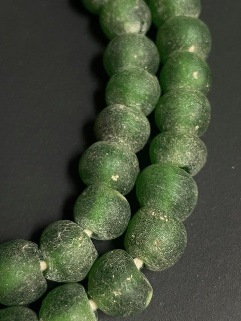 Collier de perles de verre vintage du Ghana vert