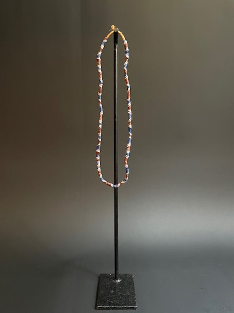 Collier de perles commerciales vintage du Ghana rayé bleu-marron 