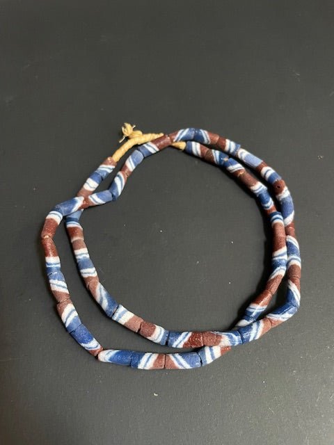 Collier de perles commerciales vintage du Ghana rayé bleu-marron 